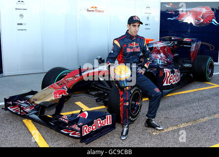 Auto - Formel-1-Wintertests 2010 - erster Tag - Circuit de la Comunitat Valenciana Ricardo Tormo. Toro Rosso-Fahrer Sebastien Buemi während einer Fotocall auf dem Circuit de la Comunitat Valenciana Ricardo Tormo, Valencia, Spanien. Stockfoto