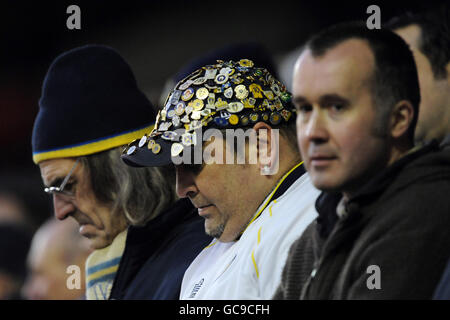 Fußball - Coca-Cola Football League One - Leeds United / Colchester United - Elland Road. Fans von Leeds United zeigen ihre Unterstützung auf den Tribünen Stockfoto