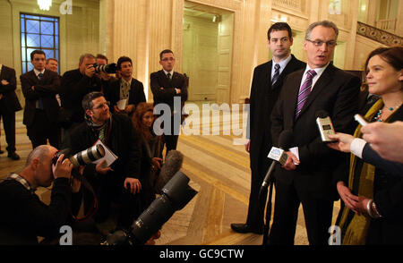 Gerry Kelly (zweite rechts) von Sinn Fein, mit Parteikollegen, die vor den Parlamentsgebäuden in Stormont mit den Medien über die laufenden politischen Gespräche sprachen. Stockfoto