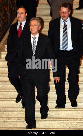 Peter Robinson (Mitte) DUP-Führer, mit Parteikollegen Nigel Dodds (links) und Sammy Wilson (rechts) am Parlamentsgebäude in Stormont. Stockfoto