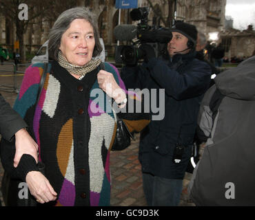 Die ehemalige internationale Entwicklungsministerin Clare Short kommt, um bei einer Anhörung der Iraq Inquiry im Queen Elizabeth II Conference Centre, Westminster, London, Beweise zu liefern. Stockfoto