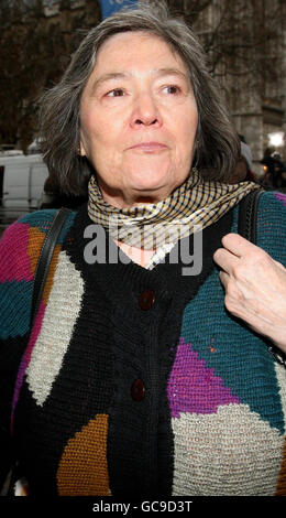 Die ehemalige internationale Entwicklungsministerin Clare Short kommt, um bei einer Anhörung der Iraq Inquiry im Queen Elizabeth II Conference Centre, Westminster, London, Beweise zu liefern. Stockfoto