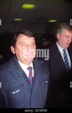 Fußball - FIFA Fußball-Weltmeisterschaft 1994 USA Qualifier - Gruppe 2 - San Marino gegen England - nach dem Spiel - Luton Airport, London. ENGLAND-MANAGER GRAHAM TAYLOR KOMMT NACH DEM SPIEL DER LETZTEN NACHT GEGEN SAN MARINO AUS ITALIEN ZURÜCK AM FLUGHAFEN LUTON. Stockfoto