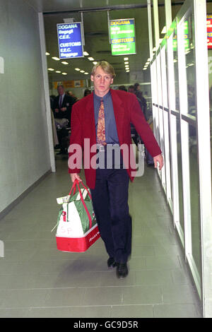 Fußball - FIFA Fußball-Weltmeisterschaft 1994 USA Qualifier - Gruppe 2 - San Marino gegen England - Pre-Match - Flughafen Bologna, Italien. DER ENGLISCHE STUART PEARCE KOMMT AM FLUGHAFEN BOLOGNA AN. ENGLAND WIRD SAN MARINO IN IHREM LETZTEN WELTSPIEL SPIELEN. Stockfoto