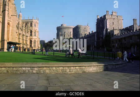 Touristen besuchen Schloss Windsor, wenn Renovierungsarbeiten durchgeführt werden Nach dem Brand, der das Gebäude fast zerstört hat Stockfoto