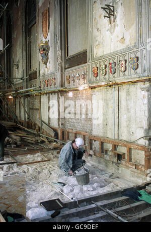 Ein Archäologe führt Restaurierungsarbeiten in der St. George's Hall im Schloss Windsor durch, die im Feuer entklatzt wurde. Stockfoto