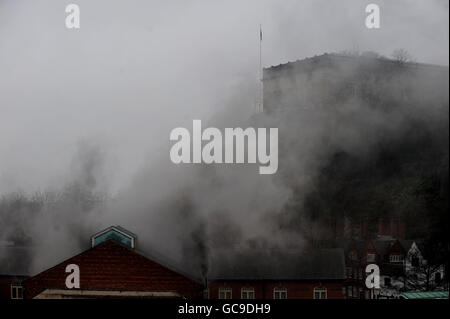 Nottingham Castle ist von einem Brand im Stadtzentrum von Nottingham umgeben, wo über 2000 Häuser und Unternehmen in Nottingham aufgrund eines Brandes in einer Umspannanlage ohne Strom auskommen. Stockfoto