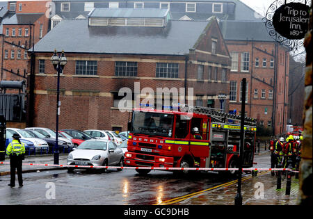 Feuerwehrleute am Brandort im Stadtzentrum von Nottingham, wo über 2000 Häuser und Unternehmen in Nottingham durch einen Brand in einer Umspannanlage ohne Strom auskommen. Stockfoto