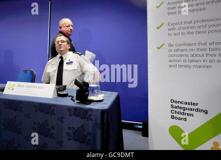 Nick Jarman (hinten), Interimsdirektor des Kinderdienstes von Doncaster und Bob Sanderson, Chefarzt der Polizei von South Yorkshire, während einer Pressekonferenz in Doncaster, nachdem zwei Jungen wegen eines brutalen Angriffs auf zwei weitere Kinder in Edlington verurteilt worden waren. Stockfoto