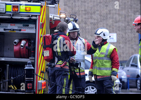 Feuerwehrleute am Brandort im Stadtzentrum von Nottingham, wo über 2000 Häuser und Unternehmen in Nottingham durch einen Brand in einer Umspannanlage ohne Strom auskommen. Stockfoto