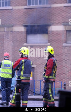 Feuerwehrleute am Brandort im Stadtzentrum von Nottingham, wo über 2000 Häuser und Unternehmen in Nottingham durch einen Brand in einer Umspannanlage ohne Strom auskommen. Stockfoto