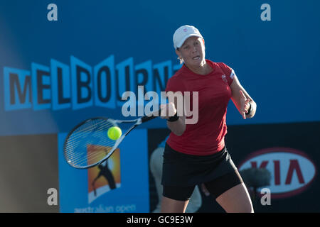 Die Briten Ross Hutchins und die USA Liezel Huber (im Bild) während ihres gemischten Doppelmatches gegen den Chinesen Chia-Jung Chuang aus Taipei und den Slowaken Filip Polasek während der Australian Open im Melbourne Park, Melbourne. Stockfoto