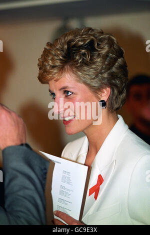 PRINZESSIN VON WALES, SCHUTZPATRONIN DES NATIONALEN AIDS-TRUSTS, TRÄGT EIN ROTES BAND, DAS SYMBOL DER HOFFNUNG, BEIM WELT-AIDS-TAG-KONZERT DER HOFFNUNG IN DER WEMBLEY ARENA. Stockfoto