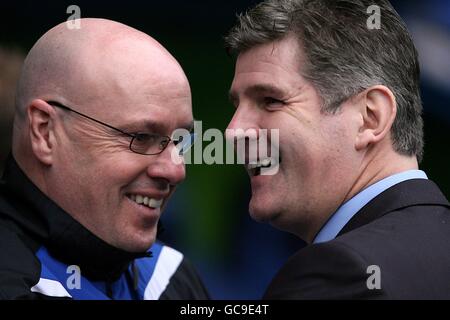 Fußball - FA Cup - vierte Runde - Reading gegen Burnley - Madejski Stadium. Brian Laws, Manager von Burnley (rechts), teilt einen Witz mit Brian McDermott, Manager von Reading Stockfoto