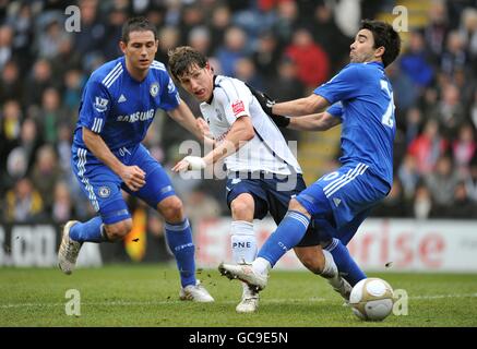 Billy Jones (Mitte) von Preston North End kämpft um den Ball Mit Chelsea's Deco (rechts) und Frank Lampard Stockfoto