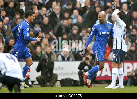 Chelsea's Nicolas Anelka (rechts) feiert mit Teamkollege Michael Ballack, (links) nach dem ersten Tor seiner Mannschaft Stockfoto