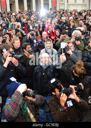 AUF dem Londoner Trafalgar Square fotografieren ALTERNATIVE KULTURFOTOGRAFEN während einer Massenveranstaltung, bei der die Polizei am Stop und bei der Durchsuchaktion protestiert. Stockfoto