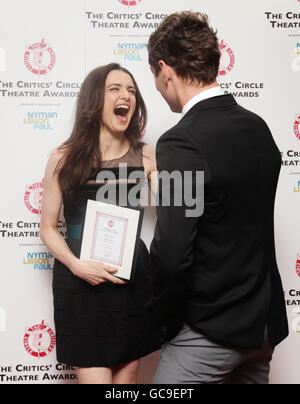 Rachel Weisz (links) mit ihrem Preis für die beste Schauspielerin für Einen Streetcar namens Desire und Jude Law mit seinem Preis für die beste Shakespeare-Performance bei den Critics' Circle Theatre Awards im Prince of Wales Theatre im Zentrum von London. Stockfoto