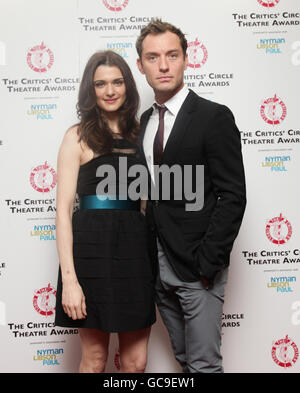 Rachel Weisz (links) und Jude Law bei den Critics' Circle Theatre Awards, die im Prince of Wales Theatre im Zentrum von London stattfinden. Stockfoto