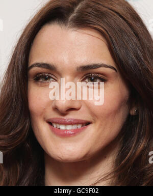 Rachel Weisz Gewinnerin des Preises für die beste Darstellerin für EINE Straßenbahn namens Desire bei den Critics' Circle Theatre Awards, die im Prince of Wales Theatre im Zentrum von London stattfinden. Stockfoto