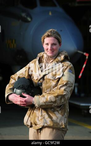 RAF Tornado Pilot Flight Leutnant Juliette Fleming, von 31 qm, während einer "Machtdemonstration" bei RAF Marham. Stockfoto
