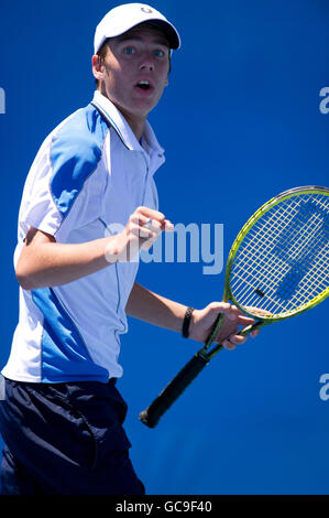 Der Großbritanniens Oliver Golding reagiert in seinem Spiel gegen den Irlands Sam Barry während der Australian Open im Melbourne Park im Melbourne Park, Melbourne. Stockfoto