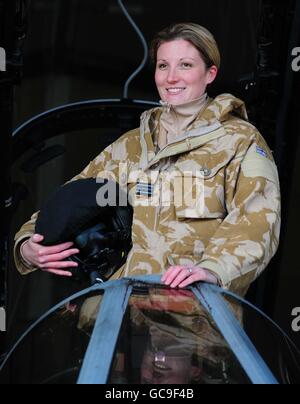 RAF Tornado Pilot Flight Leutnant Juliette Fleming, von 31 qm, während einer "Machtdemonstration" bei RAF Marham. Stockfoto