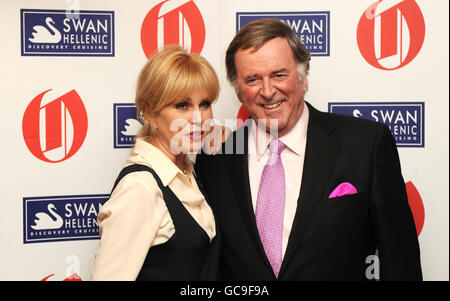 Joanna Lumley, nachdem sie den Oldie of the Year Award 2010 gewonnen hatte, und Sir Terry Wogan, nachdem er den Swan Hellenic Retirer of the Year bei den Oldie of the Year Awards 2010 bei Simpson's-in-the-Stand im Zentrum von London gewonnen hatte. Stockfoto