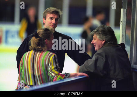 Jayne Torvill und Christopher Dean sprechen mit ihrem Trainer Bobby Thompson während einer Trainingseinheit auf der Eisbahn Hvidovre in Kopenhagen. Stockfoto