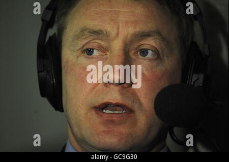 Peter Trembling, Vorsitzender von Notts County, trägt Kopfhörer, um vor dem Coca-Cola League Two-Spiel in der Victoria Road, Dagenham, ein Radiointerview zu geben. Stockfoto