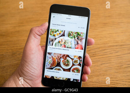 UberEats app für Restaurant-Lieferdienste in London auf ein iPhone 6 Smartphone anzeigen Stockfoto