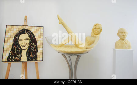 Die renommierte Food Artist Prudence Staite zeigt ihre neueste Kollektion lebensgroßer essbarer Skulpturen moderner Ikonen Dita von Teese, Cheryl Cole und Barack Obama - ganz aus LowLow Cheese in der Kings Road Gallery, West London. Stockfoto