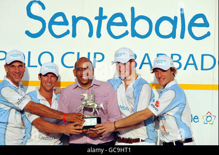 Prinz Harry (zweiter rechts) mit Prinz Seesio aus Lesotho (Mitte) und dem Siegerteam mit dem Sentable Cup, nachdem das Team des Prinzen das Spendenspiel auf dem Apes Hill Polo Ground auf Barbados gewonnen hatte. Stockfoto