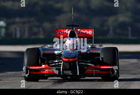 Der britische Jenson Button fährt den neuen McLaren MP4-25 während der Formel-1-Testreihe auf dem Circuit de la Comunitat Valenciana Ricardo Tormo, Valencia, Spanien. Stockfoto