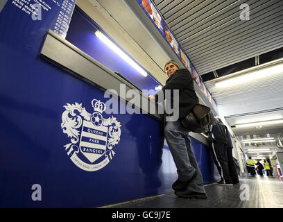 Fußball - Coca-Cola Football League Championship - Queens Park Rangers gegen Scunthorpe United - Loftus Road. Queens Park Rangers Fans im Boden Stockfoto