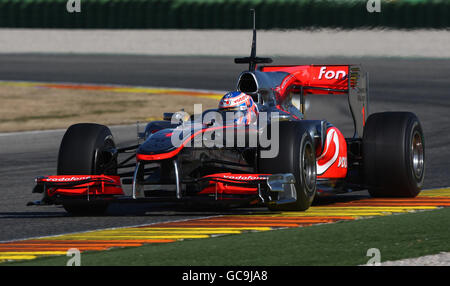 Der britische Jenson Button fährt den neuen McLaren MP4-25 während der Formel-1-Testreihe auf dem Circuit de la Comunitat Valenciana Ricardo Tormo, Valencia, Spanien. Stockfoto