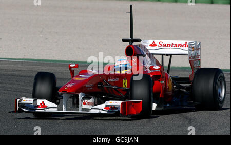 Der Spanier Fernando Alonso testet den neuen Ferrari während der Formel 1-Testreihe auf dem Circuit de la Comunitat Valenciana Ricardo Tormo, Valencia, Spanien. Stockfoto