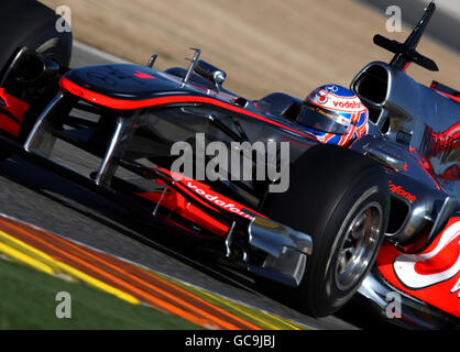 Der britische Jenson Button fährt den neuen McLaren MP4-25 während der Formel-1-Testreihe auf dem Circuit de la Comunitat Valenciana Ricardo Tormo, Valencia, Spanien. Stockfoto