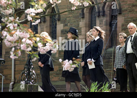 ELIZABETH SMITH UND IHRE TÖCHTER (L/R) JANE, CATHERINE UND SARAH VERLASSEN DIE PFARRKIRCHE VON CLUNY IN EDINBURGH NACH DEM GEDENKGOTTESDIENST FÜR DEN ARBEITSLEITER JOHN SMITH. Stockfoto