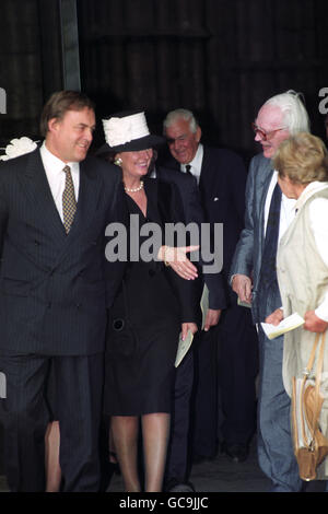 JOHN PRESCOTT (L) UND SEINE FRAU PAULINE GRÜSSEN DEN EHEMALIGEN ARBEITERFÜHRER MICHAEL FOOT UND SEINE FRAU JILL NACH DEM ERNTEDANKFEST IN WESTMINSTER ABBEY FÜR EINEN ANDEREN EHEMALIGEN ARBEITERFÜHRER, JOHN SMITH. Stockfoto