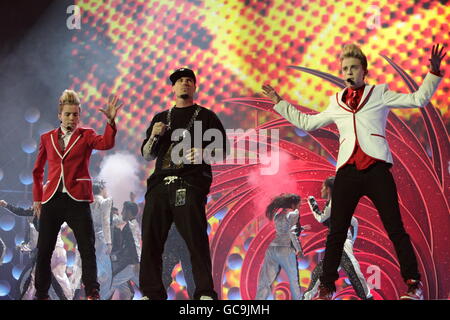 John und Edward Grimes (aka Jedward) treten mit Vanilla Ice (Mitte) während der National Television Awards 2010 in der 02 Arena, London, auf. Stockfoto