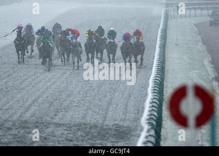 Läufer und Fahrer Rennen auf den Siegerposten in der betdaq.co.uk Handicap Stakes Stockfoto