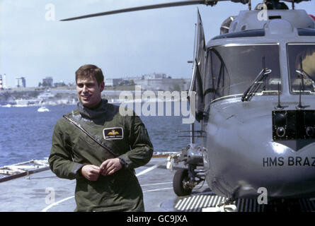 Prinz Andrew an Bord der HMS Brazen als Flugpilot während des Schiffseinsatzes im Mittelmeer als Teil der Standing NRF Maritime Group 2. Stockfoto