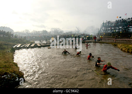 Tough Guy 2010 - Year Of The Original Heroes - Perton. Die Teilnehmer waten durch den Sumpfteil von Tough Guy Stockfoto