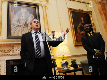 Großbritanniens Premierminister Gordon Brown trifft Levi Roots heute bei einem Empfang in der Downing Street 10 in London, um den Zusammenhalt der Gemeinschaft zu feiern. Stockfoto