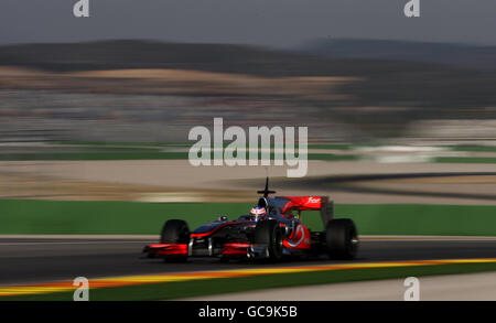 Der britische Jenson Button fährt den neuen McLaren MP4-25 während der Formel-1-Testreihe auf dem Circuit de la Comunitat Valenciana Ricardo Tormo, Valencia, Spanien. Stockfoto