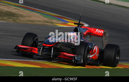 Der britische Jenson Button fährt den neuen McLaren MP4-25 während der Formel-1-Testreihe auf dem Circuit de la Comunitat Valenciana Ricardo Tormo, Valencia, Spanien. Stockfoto