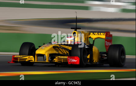 Der russische Vitaly Petrov testet den neuen Renualt während der Formel-1-Testfahrt auf dem Circuit de la Comunitat Valenciana Ricardo Tormo, Valencia, Spanien. Stockfoto