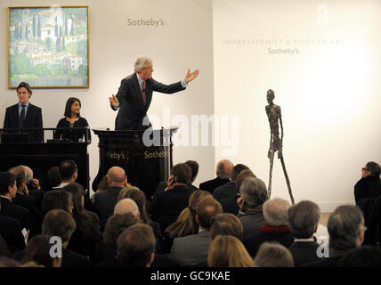 Der Auktionator Henry Wyndam verkauft die Skulptur Walking man oder L'Homme qui marche I von Alberto Giacometti in Sothebys Londoner Auktionsräumen für über 65 Millionen Pfund. Stockfoto