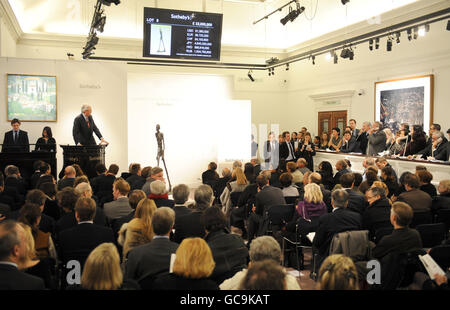 Der Auktionator Henry Wyndam verkauft die Skulptur Walking man oder L'Homme qui marche I von Alberto Giacometti in Sothebys Londoner Auktionsräumen für über 65 Millionen Pfund. Stockfoto